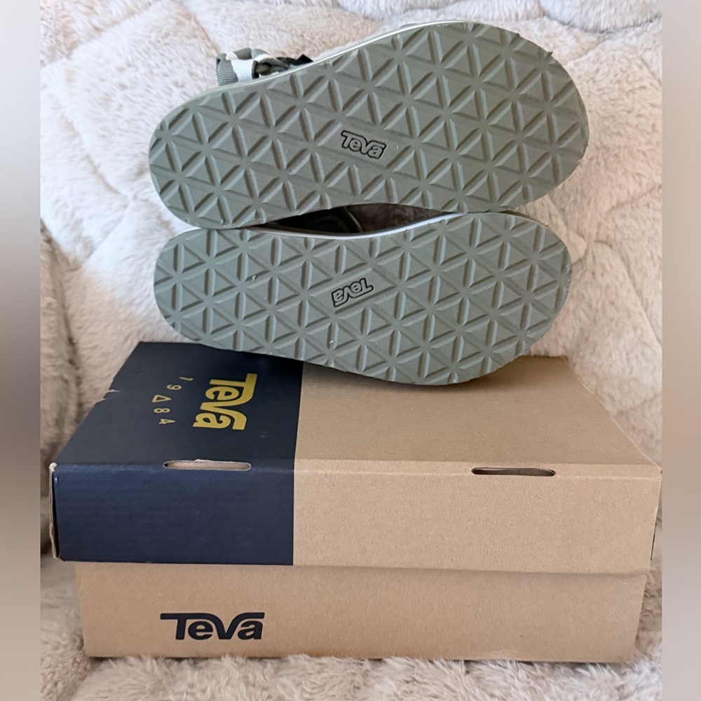 NEW w/ BOX!! Teva Women's Flatform Universal Sandal Olive Platform size 6 - Picture 3 of 5
